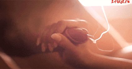 Сперма гиф, много спермы вылетает в рот, попу и в вагину девушек, кончают струёй.
